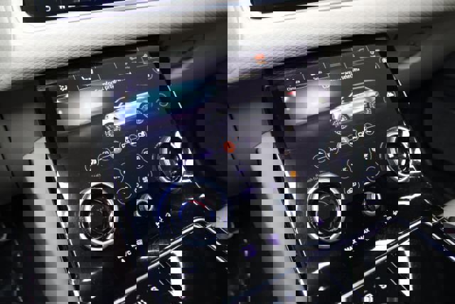 Used 2019 Land Rover Range Rover Velar R-Dynamic SE image 19