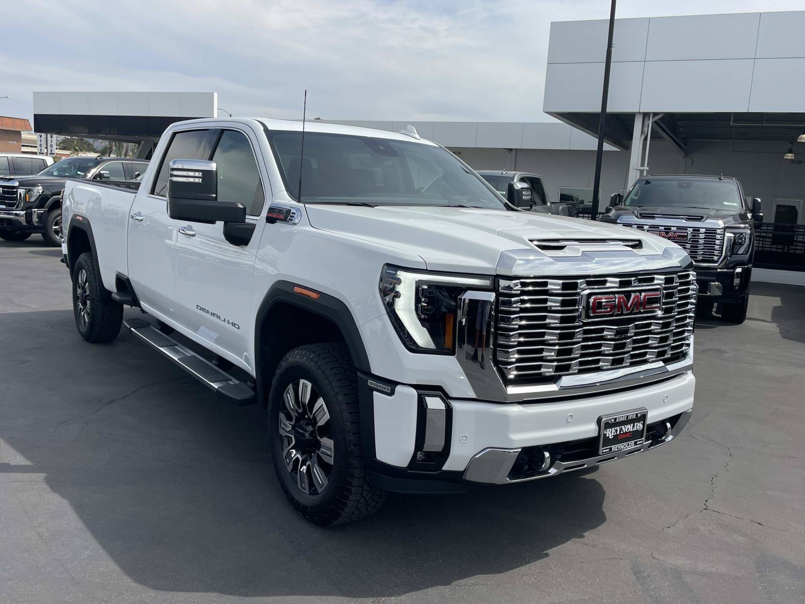 New 2026 GMC Sierra 3500 Denali w/ Denali Reserve Package AWD/4WD image 3
