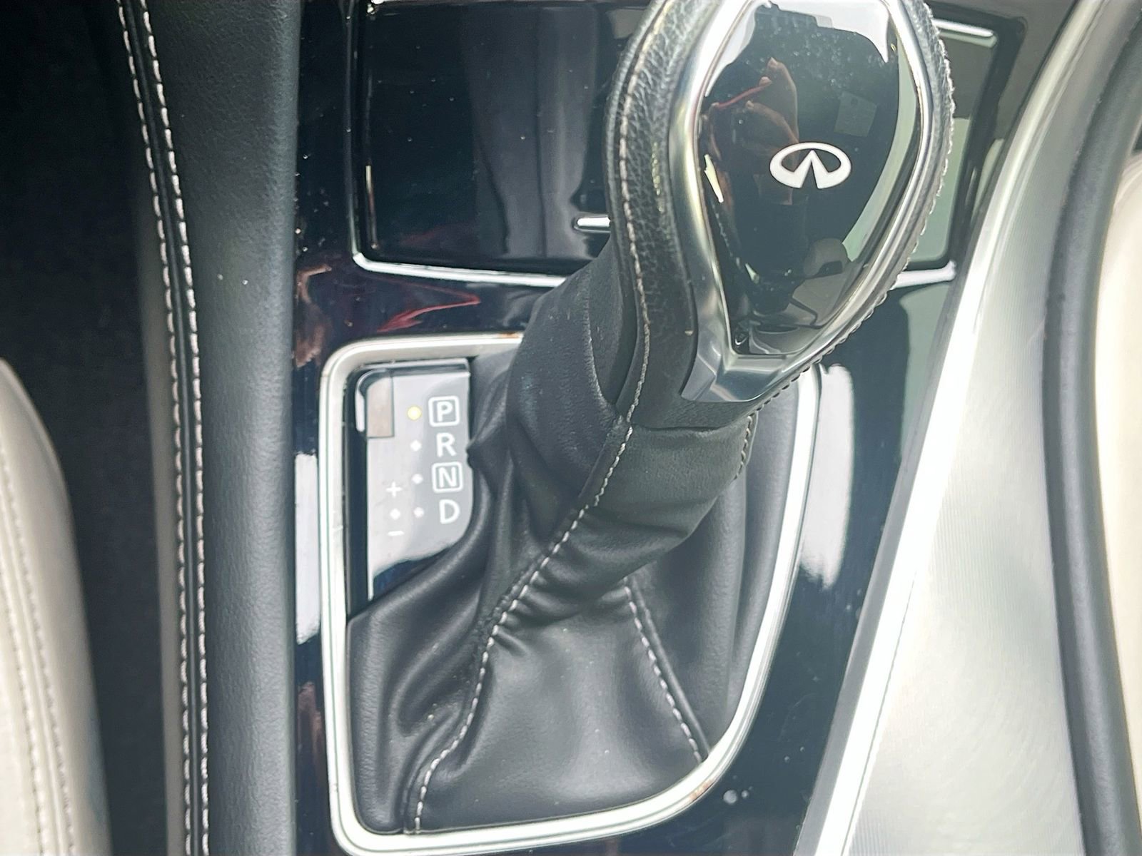 Used 2022 INFINITI Q60 3.0t Luxe w/ Essential Package RWD image 17