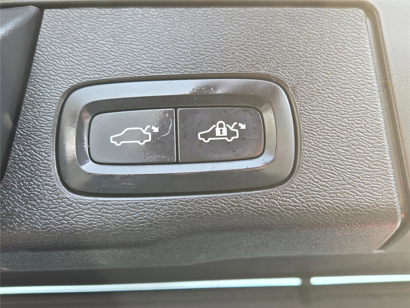 Used 2020 Volvo XC60 T5 R-Design image 15