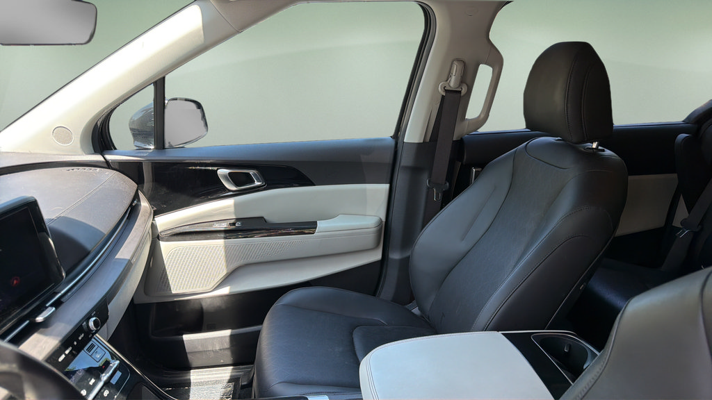 Used 2023 Kia Carnival EX FWD image 12