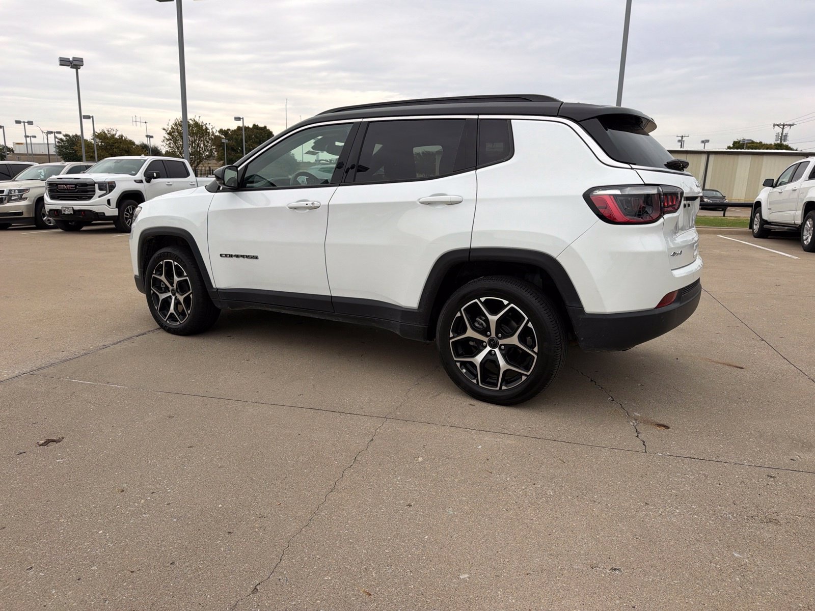 Used 2025 Jeep Compass Limited AWD/4WD image 3