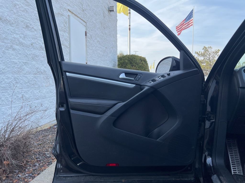 Used 2016 Volkswagen Tiguan R-Line FWD image 8