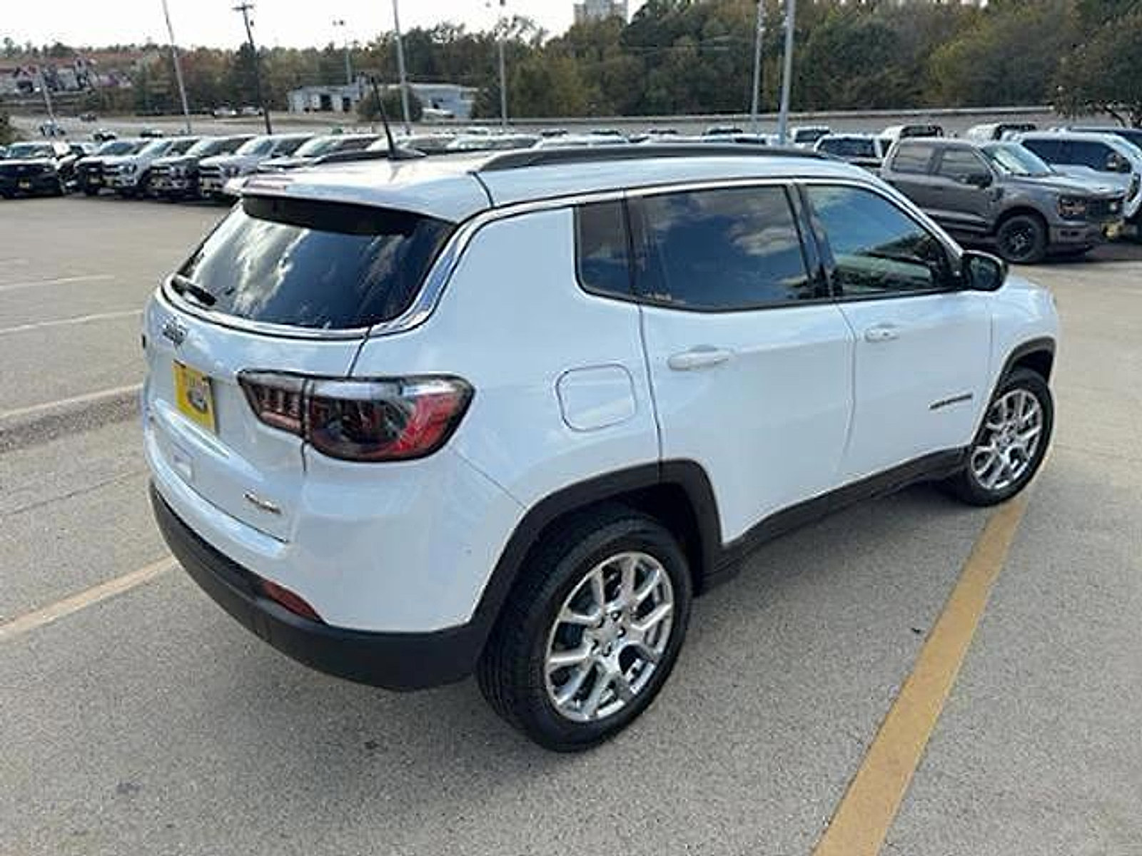 Used 2023 Jeep Compass Latitude image 9