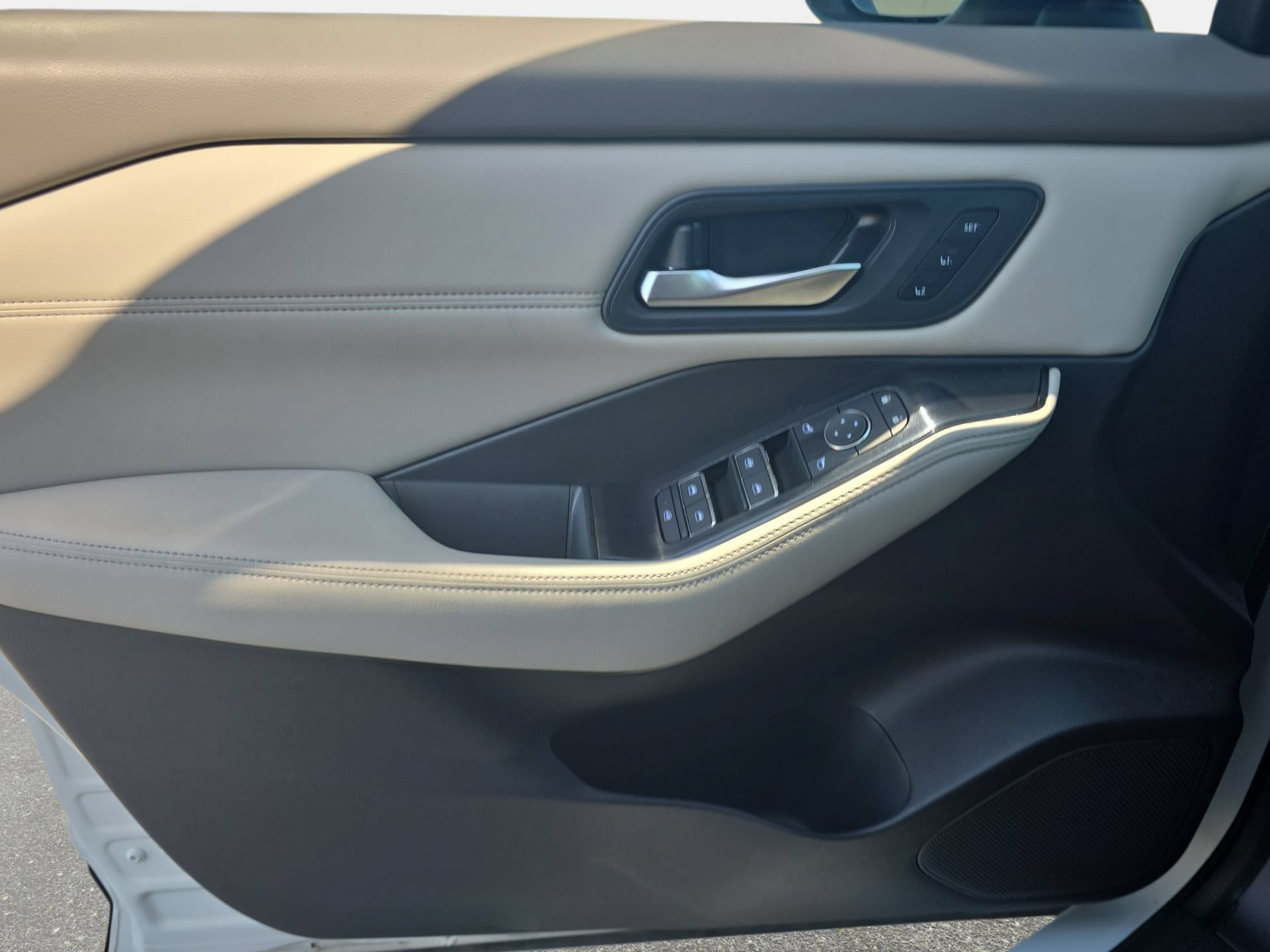 Used 2024 Nissan Rogue SL w/ SL Premium Package FWD image 26