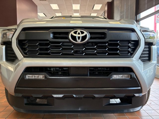 Used 2024 Toyota Tacoma TRD Sport AWD/4WD image 4
