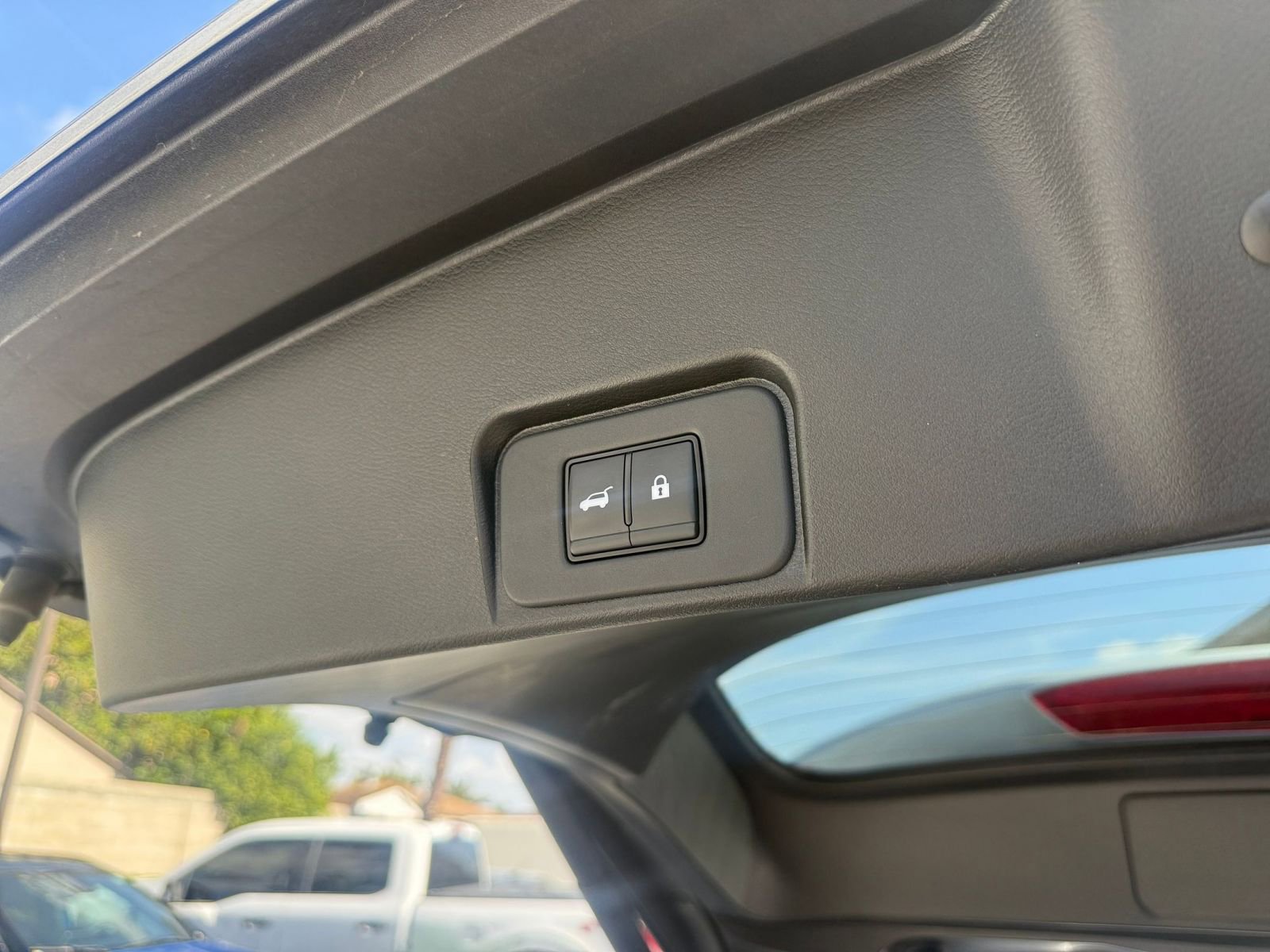 Used 2025 Nissan Rogue SV FWD image 21