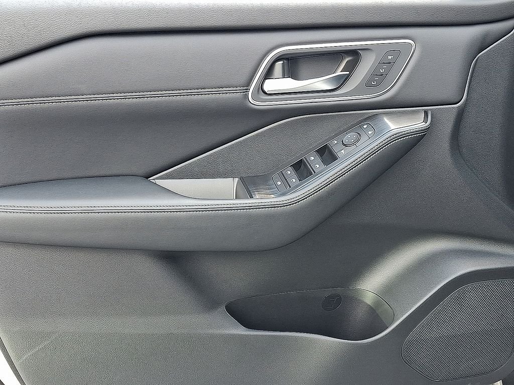 New 2026 Nissan Rogue Platinum AWD/4WD image 9
