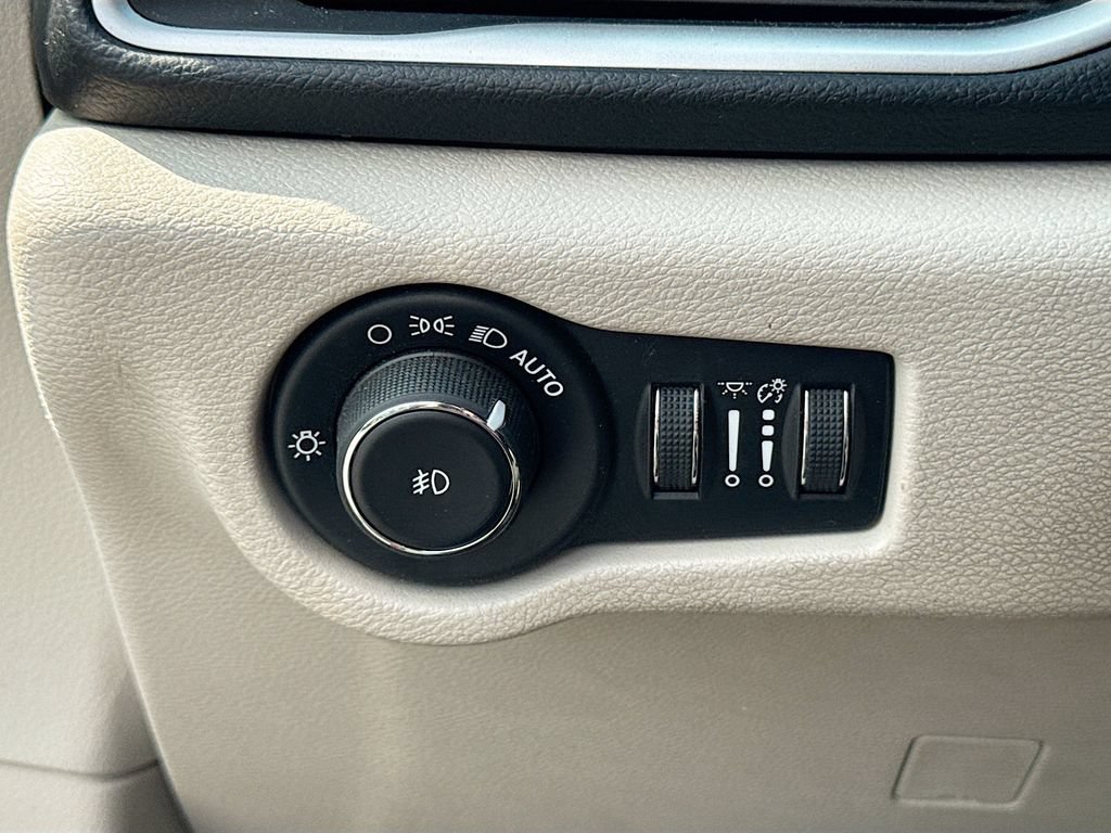 Used 2019 Chrysler Pacifica Touring Plus w/ Tire & Wheel Group FWD image 10