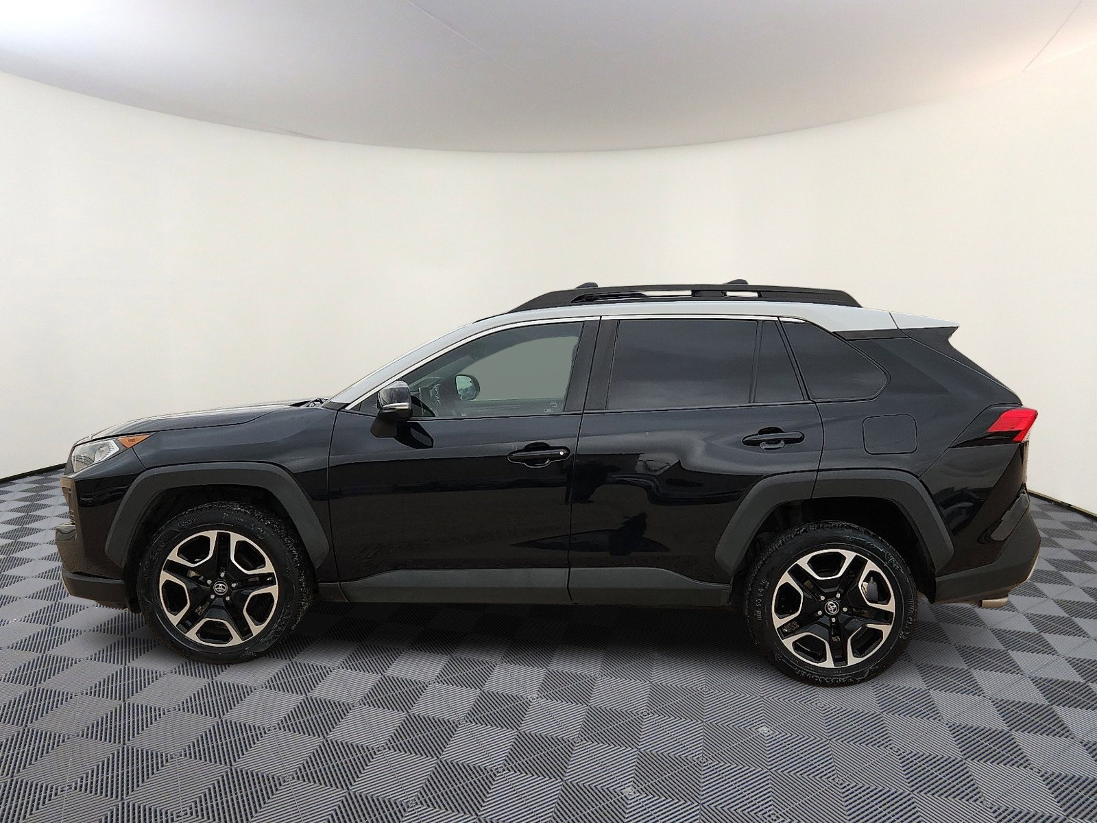 Used 2019 Toyota RAV4 Adventure AWD/4WD image 2