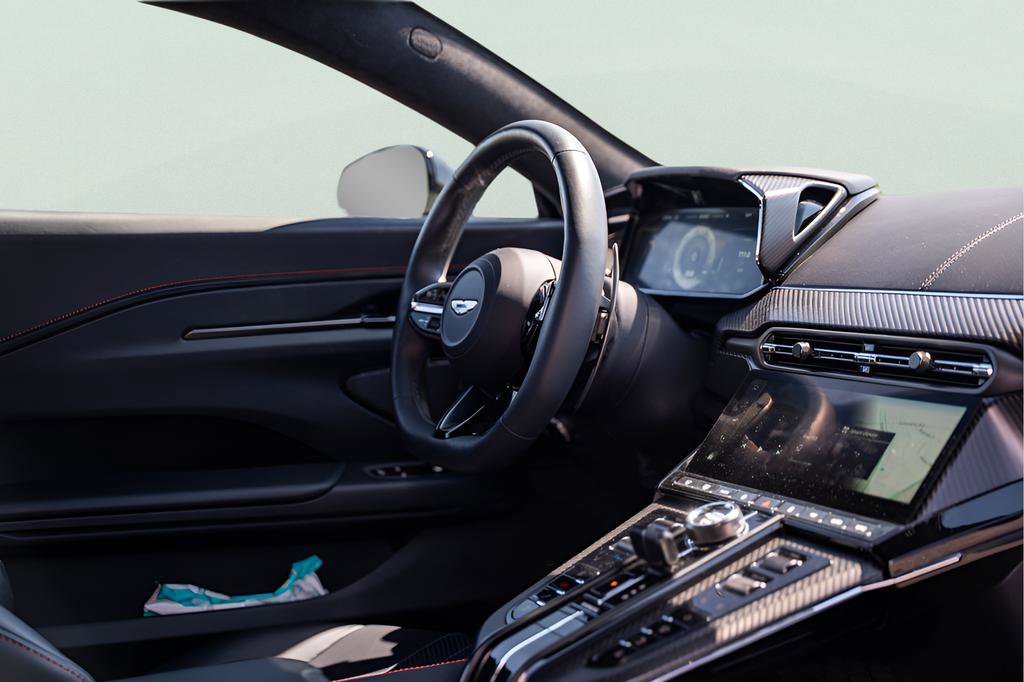 Used 2025 Aston Martin V8 Vantage Coupe RWD image 34