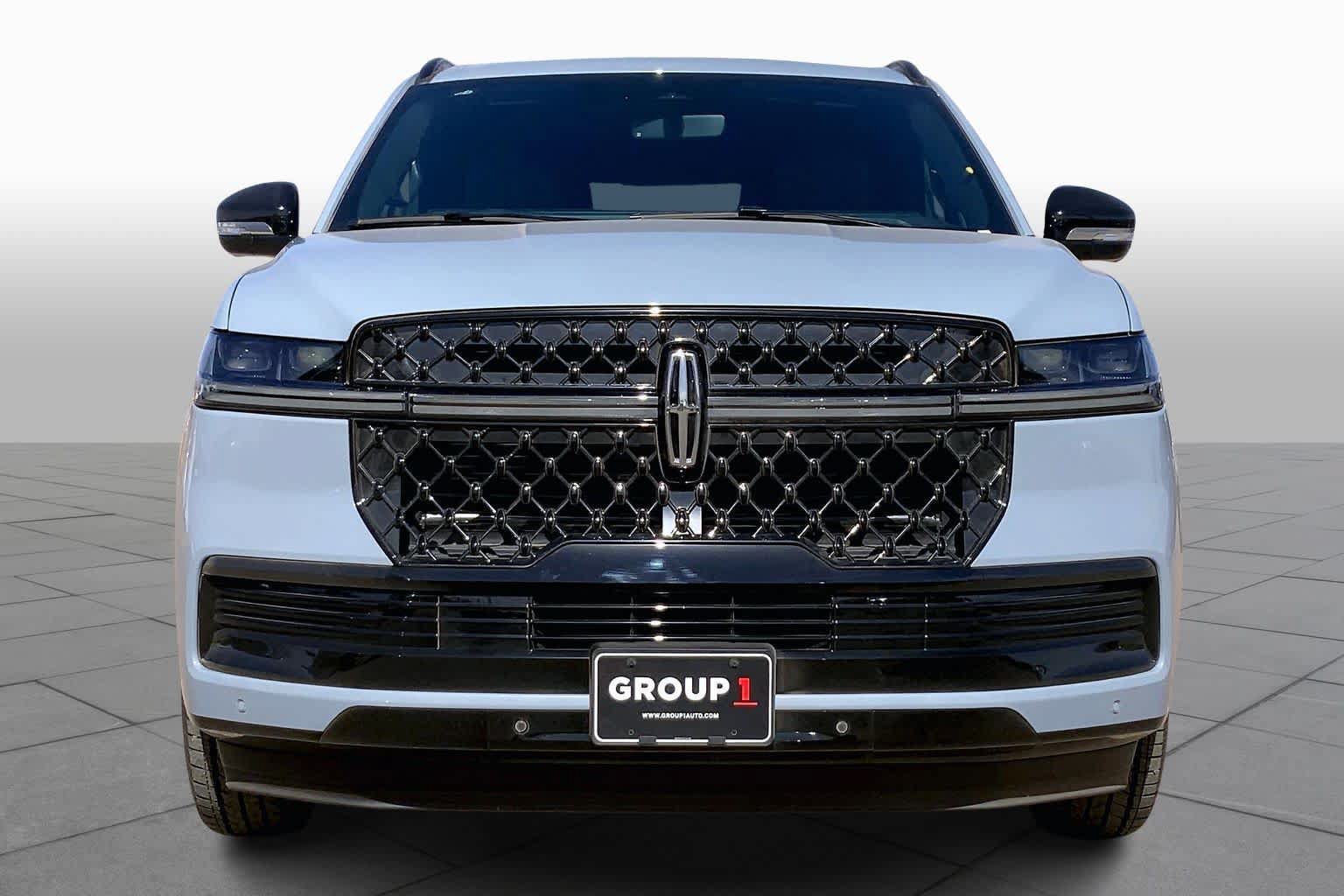New 2026 Lincoln Navigator Reserve w/ Jet Appearance Package AWD/4WD image 3