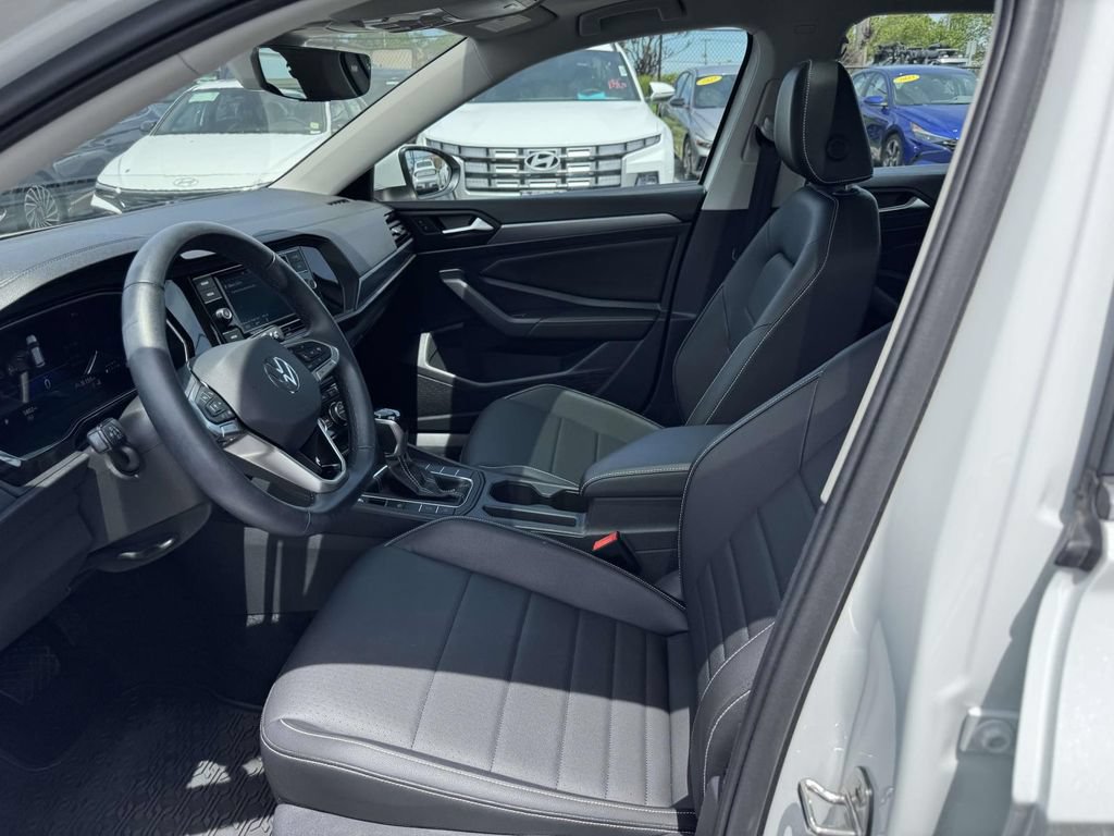 Used 2023 Volkswagen Jetta SE FWD image 14