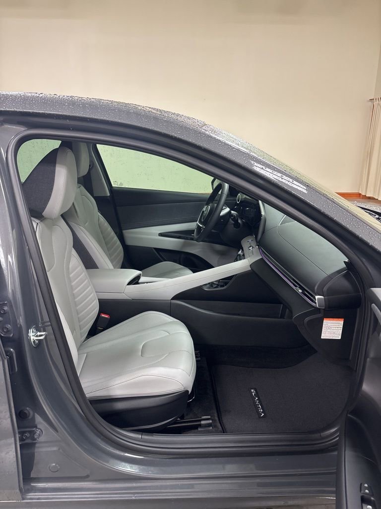 Used 2025 Hyundai Elantra Limited image 26