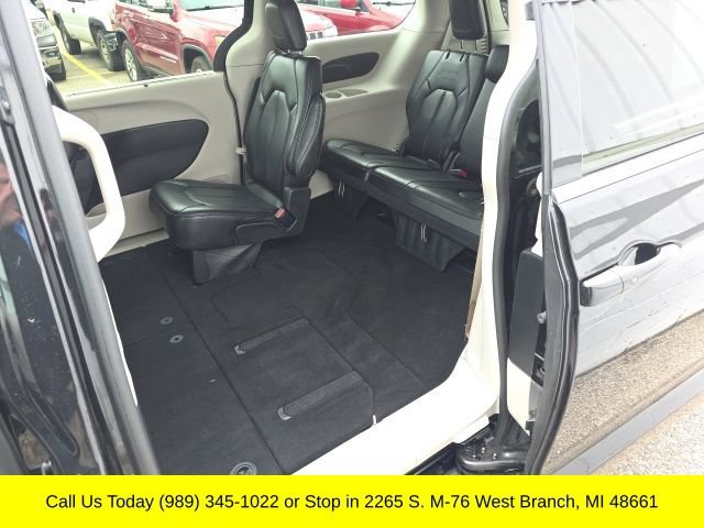 Used 2023 Chrysler Pacifica Touring-L FWD image 39