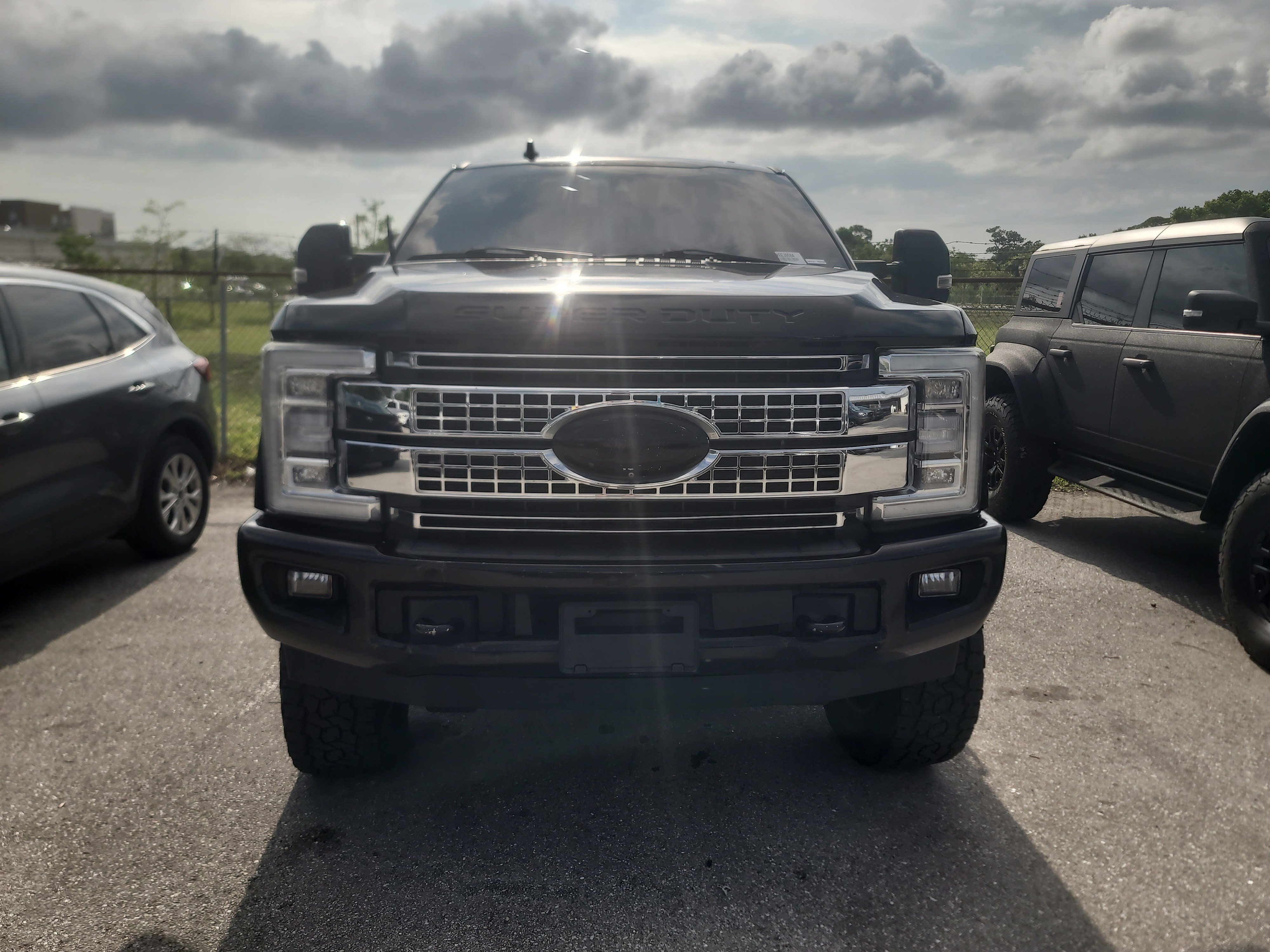 Used 2019 Ford F250 Platinum w/ Platinum Ultimate Package AWD/4WD image 2