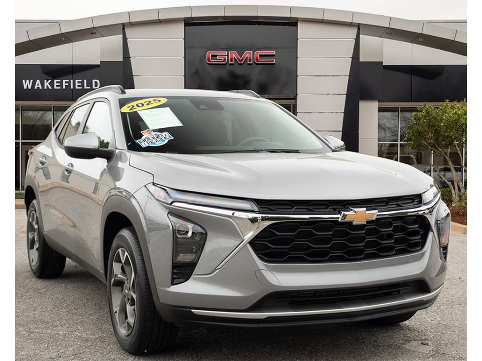 Used 2025 Chevrolet Trax LT FWD image 1