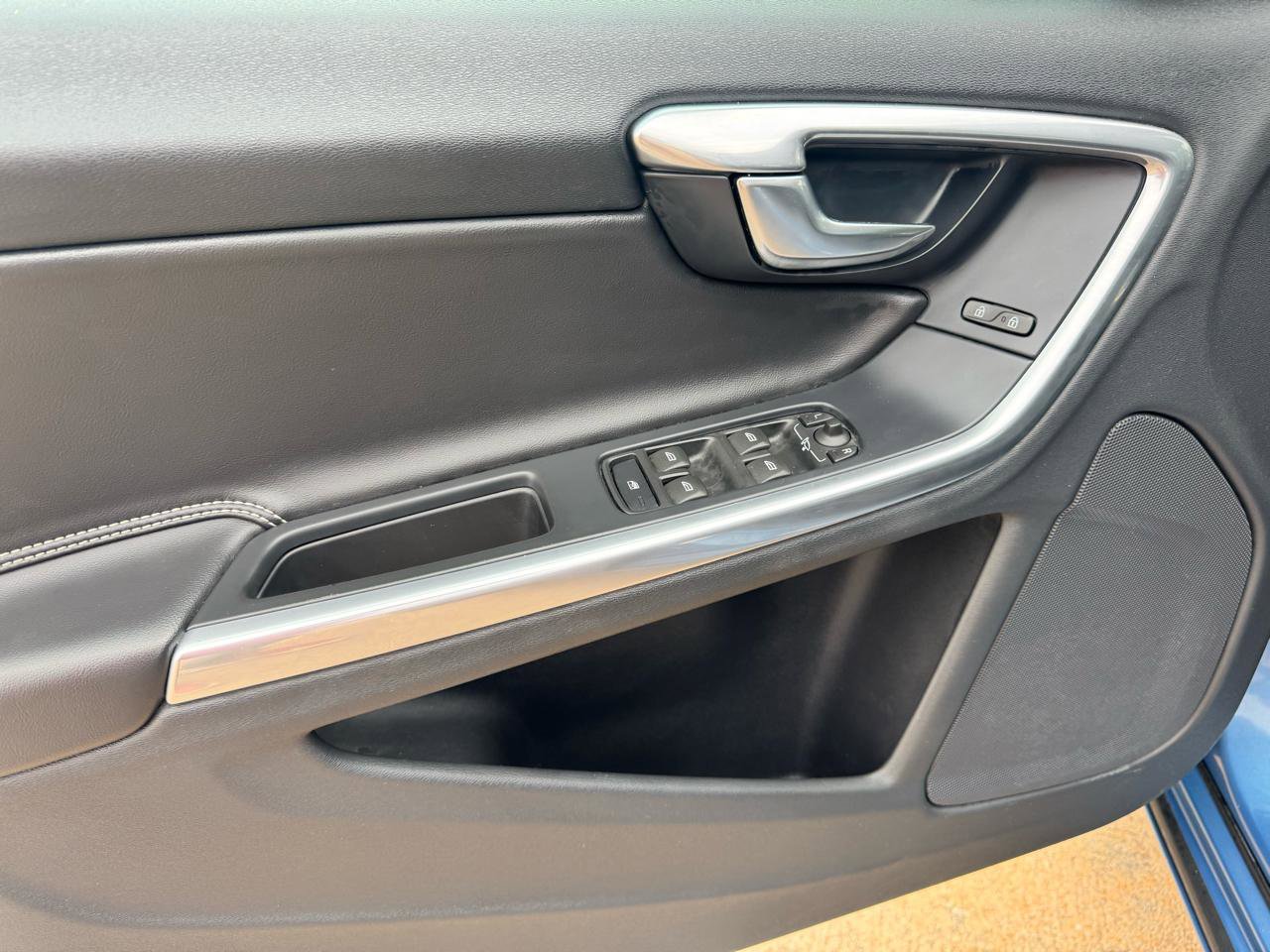 Used 2015 Volvo V60 T5 Platinum image 16