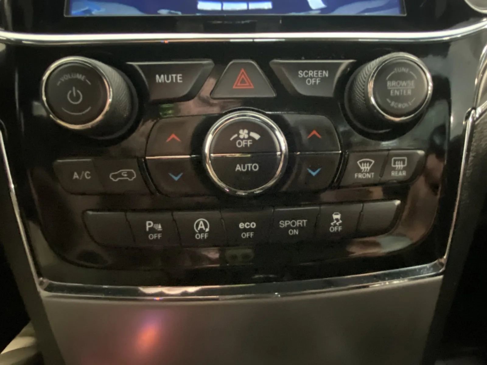 Used 2021 Jeep Grand Cherokee Limited w/ Luxury Group II image 35