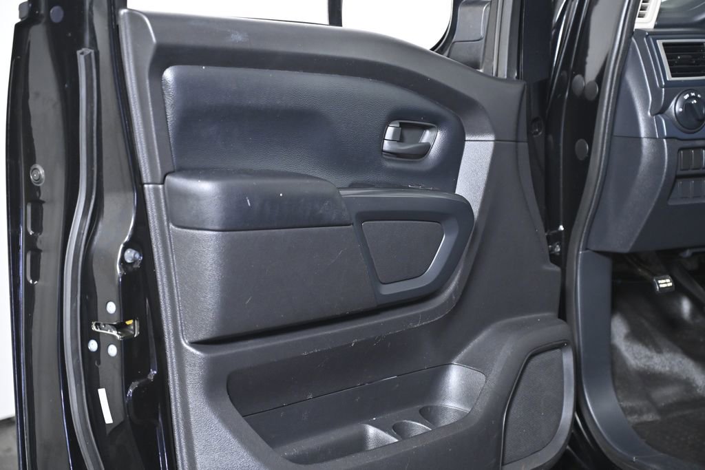 Used 2018 Nissan Titan S image 23