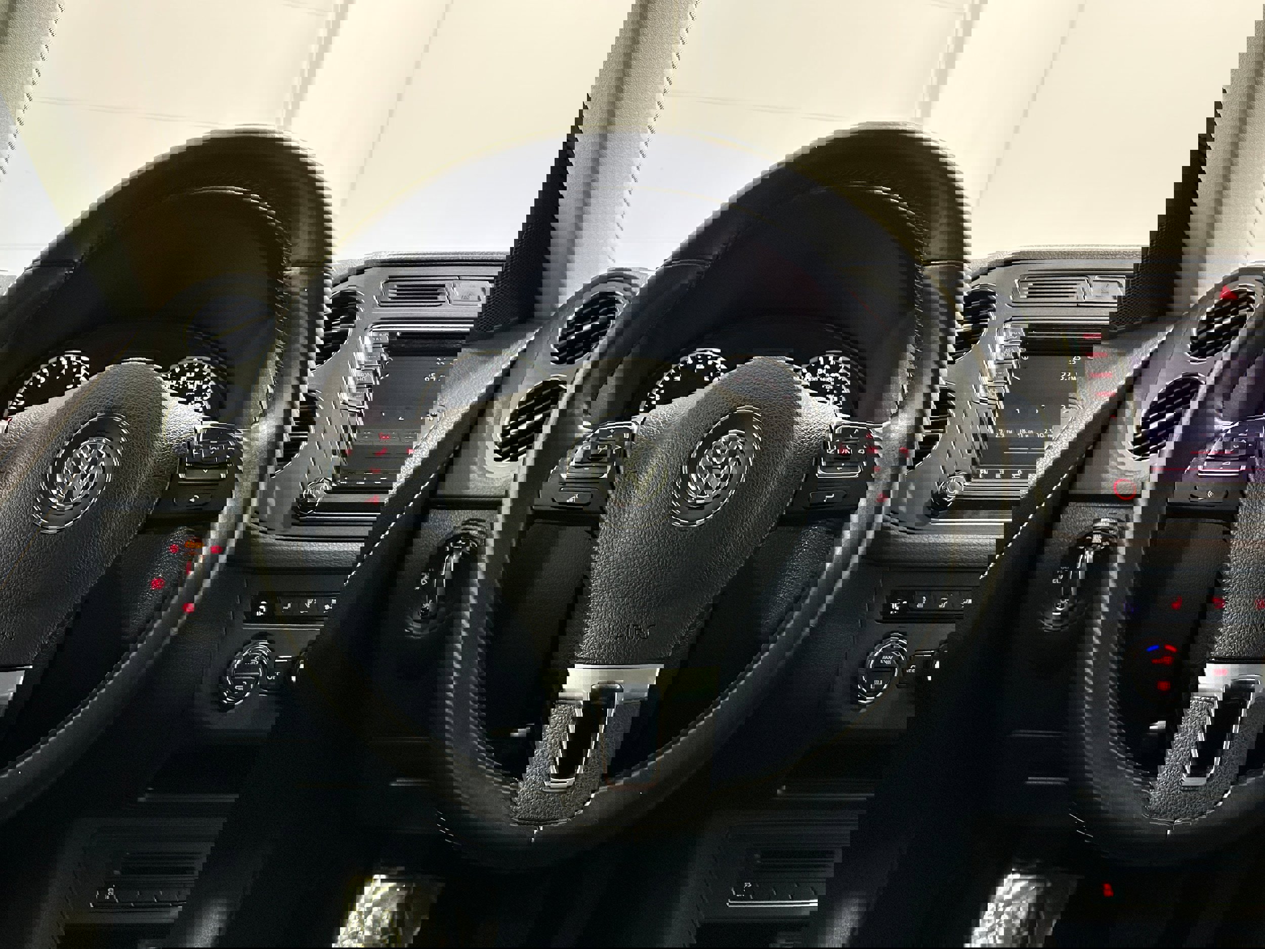 Used 2017 Volkswagen Tiguan Sport image 9