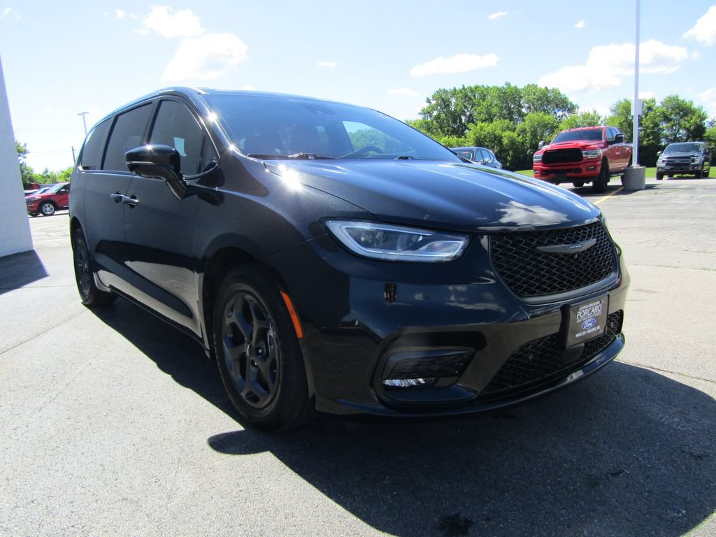 Used 2022 Chrysler Pacifica Limited w/ Uconnect Theater Family Group FWD image 8
