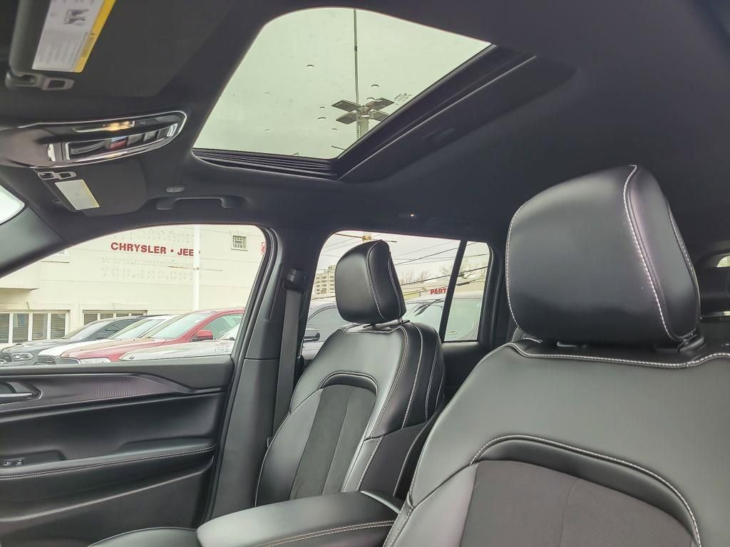 Used 2025 Jeep Grand Cherokee Altitude image 9