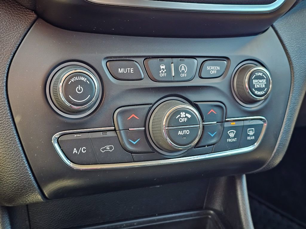 Used 2019 Jeep Cherokee Trailhawk w/ Cold Weather Group image 26