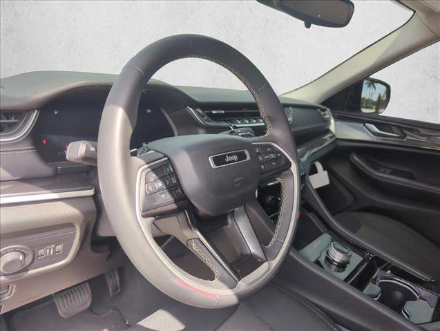 Used 2023 Jeep Grand Cherokee L Laredo image 24