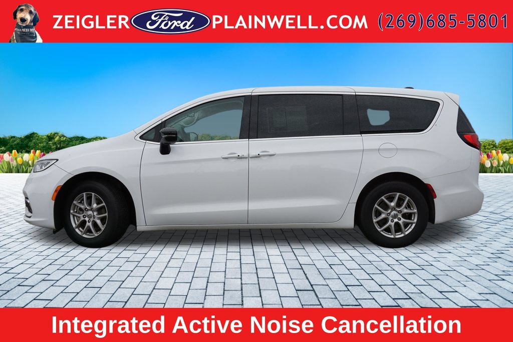 Used 2024 Chrysler Pacifica Touring-L FWD image 2