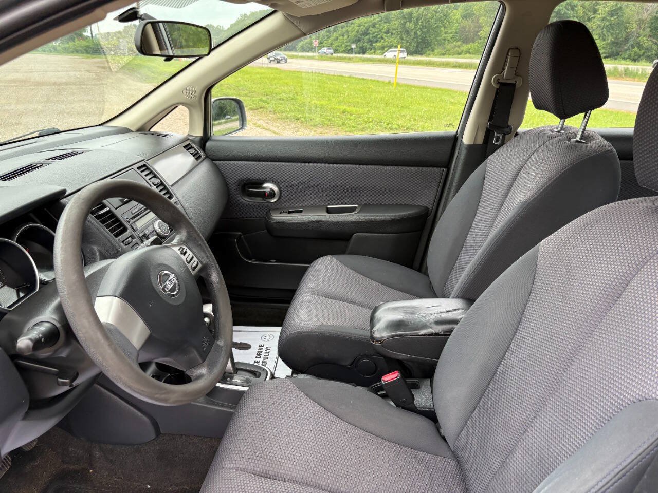 Used 2007 Nissan Versa Hatchback FWD image 6