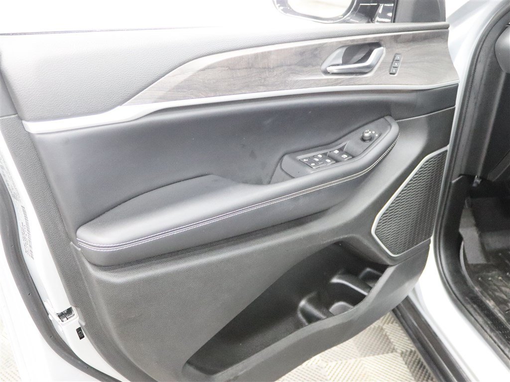 Used 2022 Jeep Grand Cherokee L Limited AWD/4WD image 15