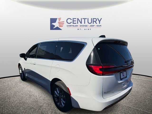 New 2026 Chrysler Pacifica Select image 3