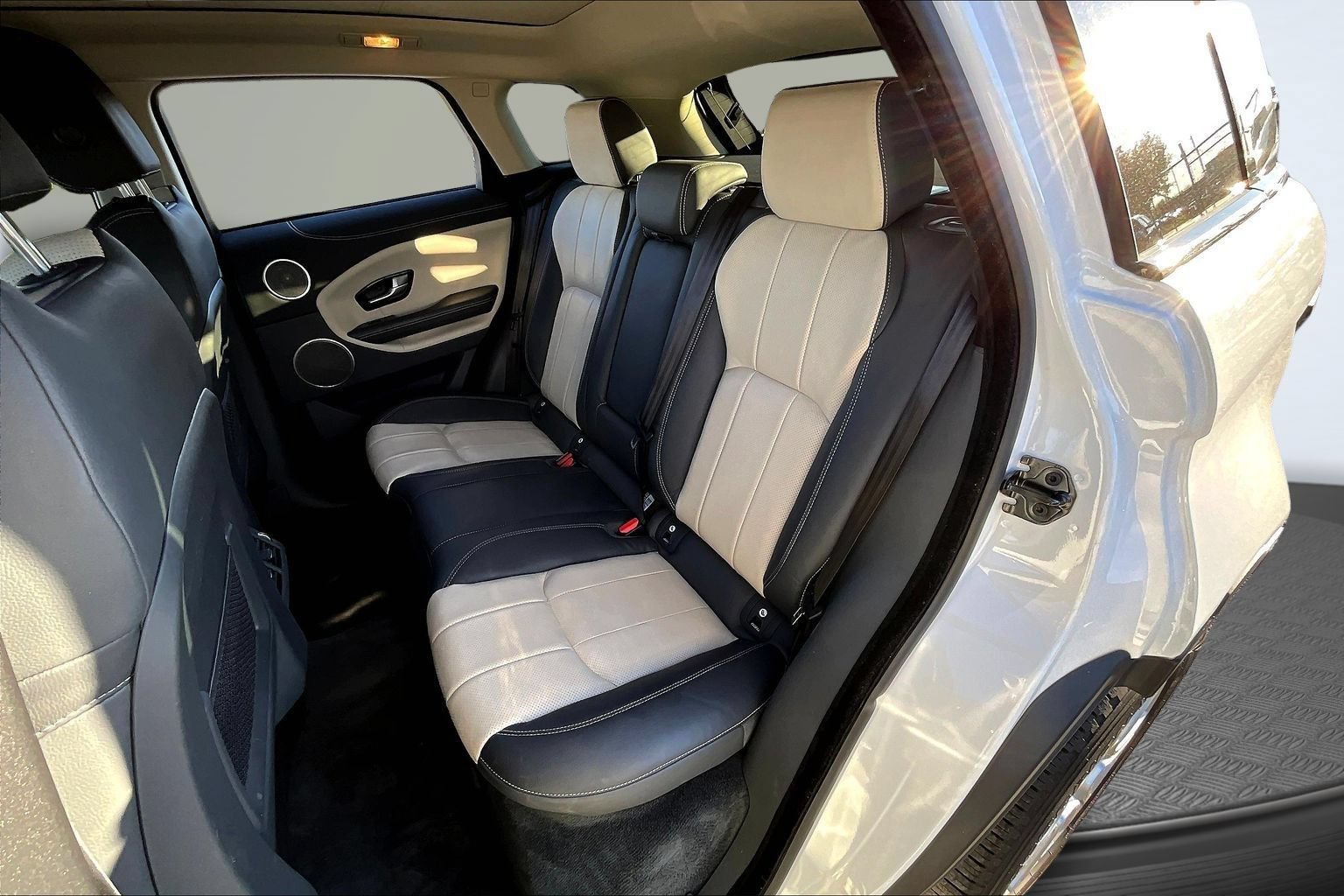 Used 2017 Land Rover Range Rover Evoque SE AWD/4WD image 23