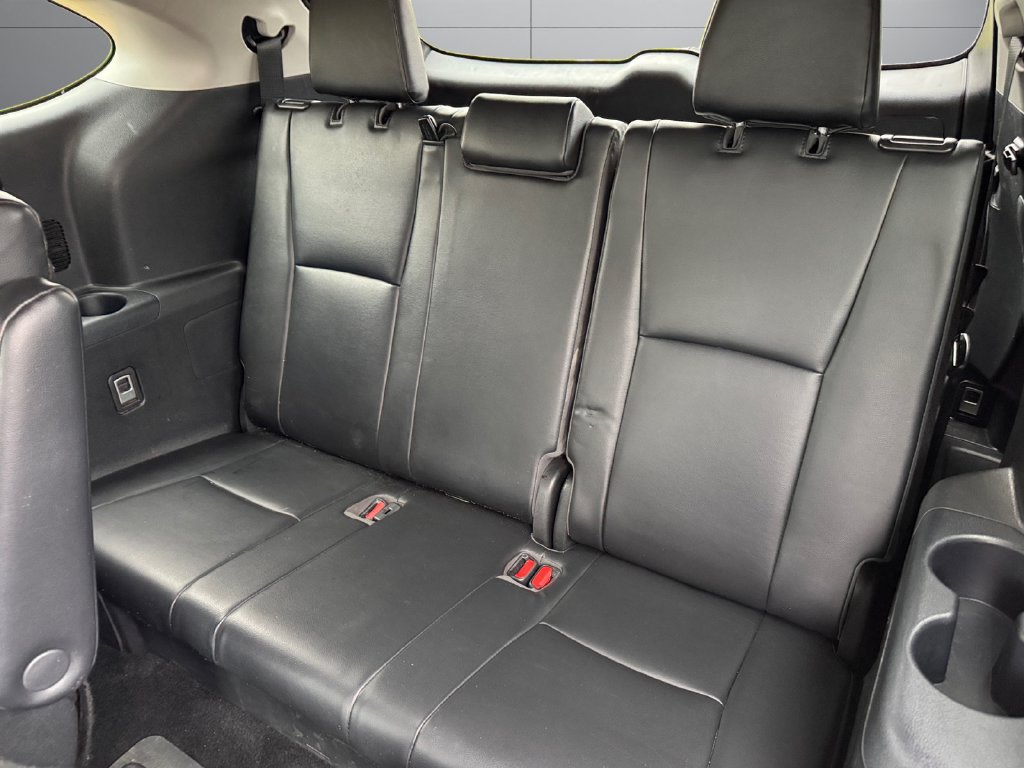 Used 2022 Toyota Highlander XLE AWD/4WD image 16