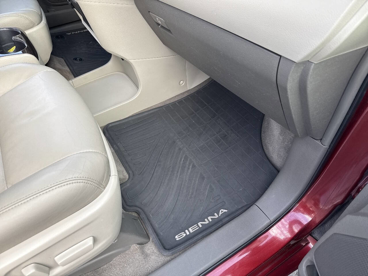 Used 2015 Toyota Sienna image 48