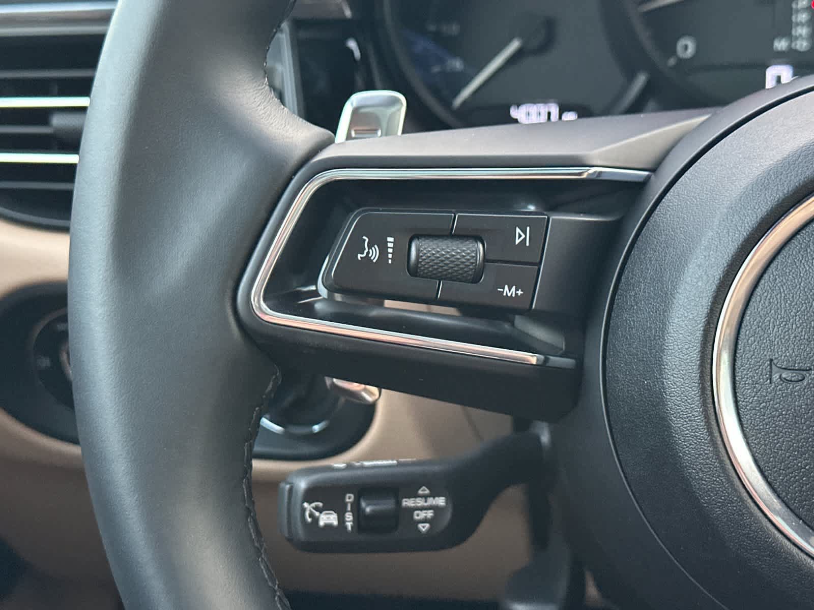Certified 2025 Porsche Macan AWD/4WD image 26