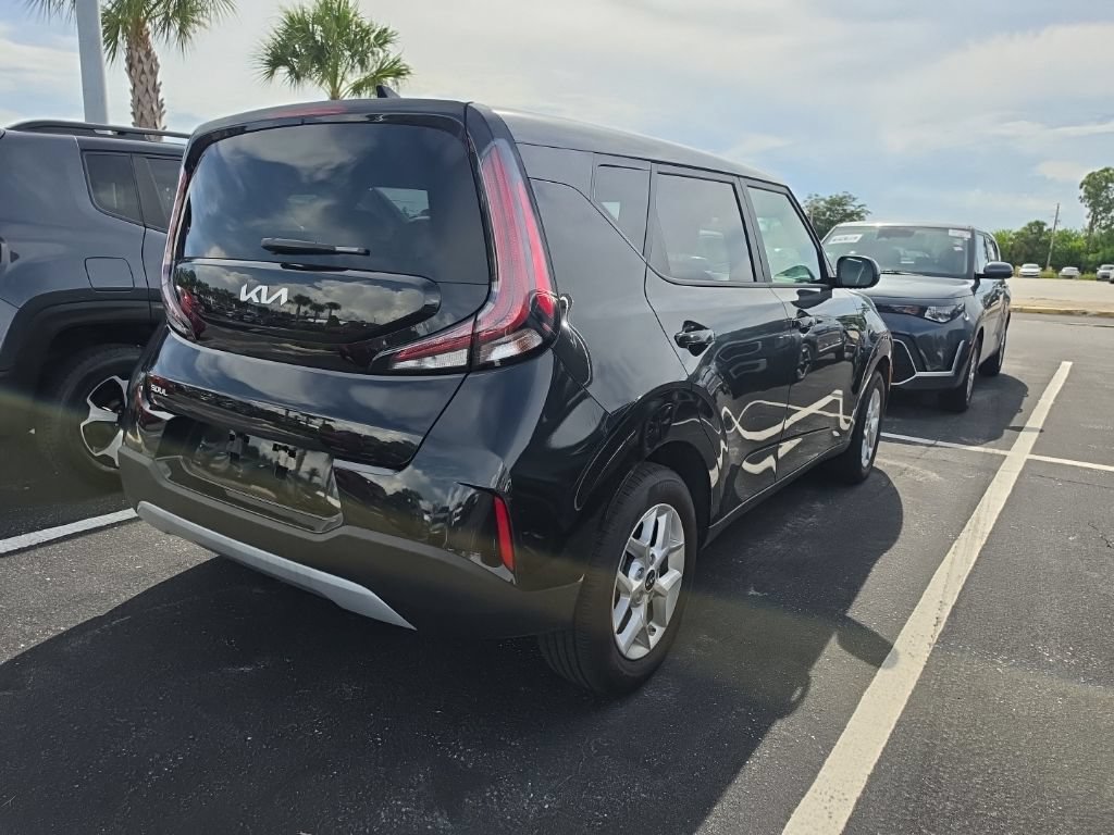 Certified 2025 Kia Soul LX w/ LX Technology Package FWD image 16