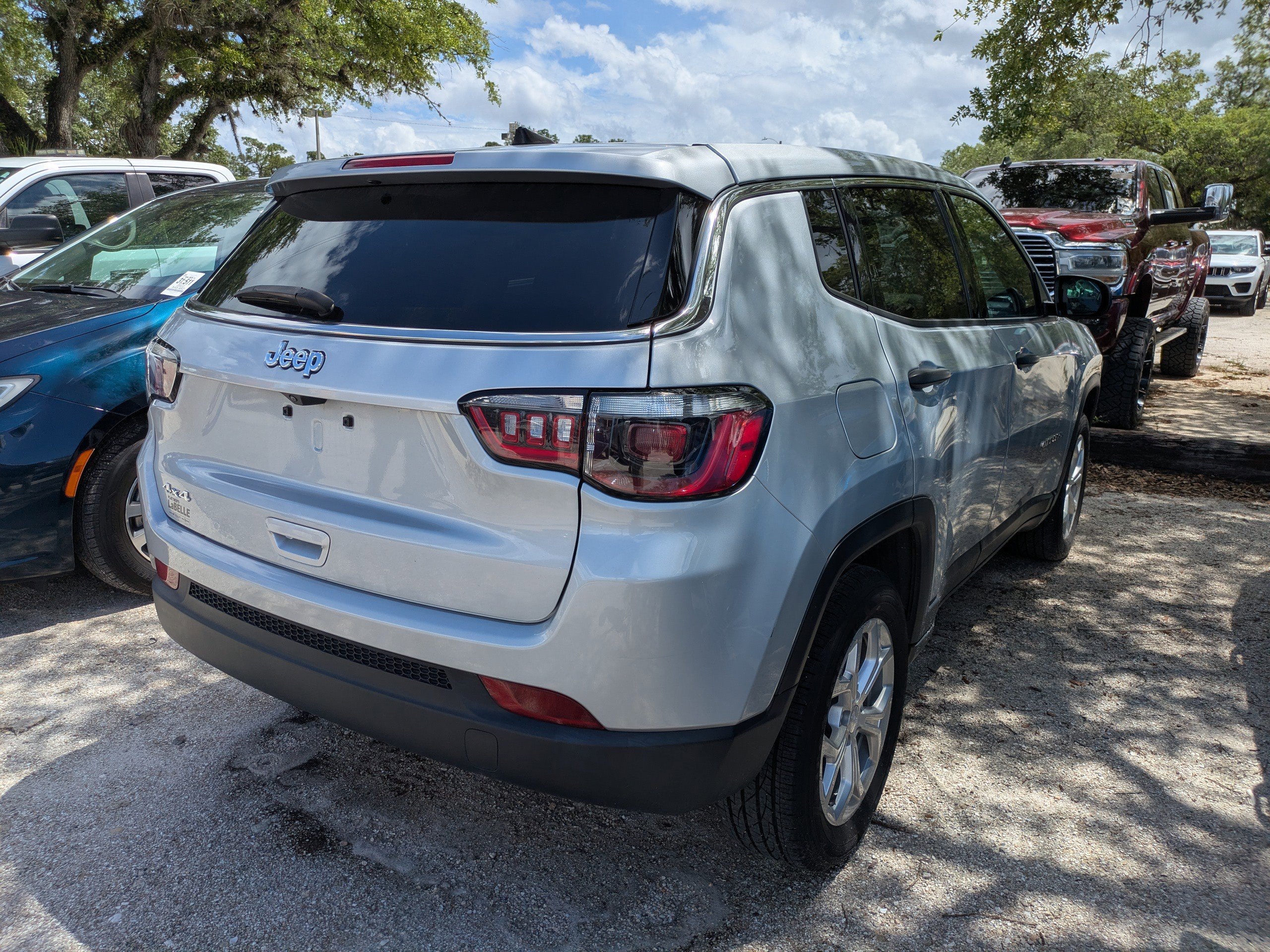 Used 2024 Jeep Compass Sport image 3