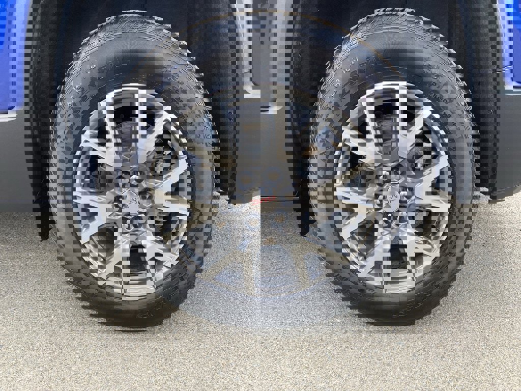 Used 2023 GMC Acadia SLE image 7