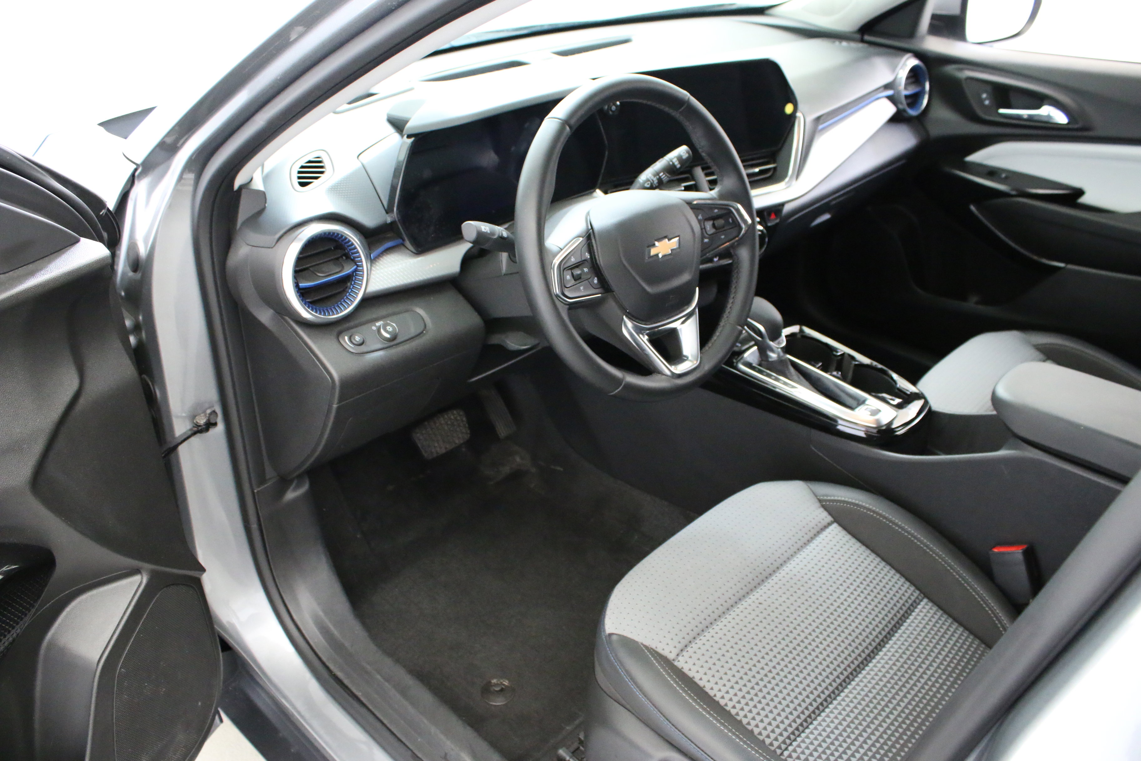 Used 2024 Chevrolet Trax LT w/ Driver Confidence Package FWD image 23