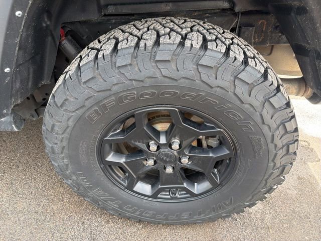 Used 2021 Jeep Gladiator Willys image 12