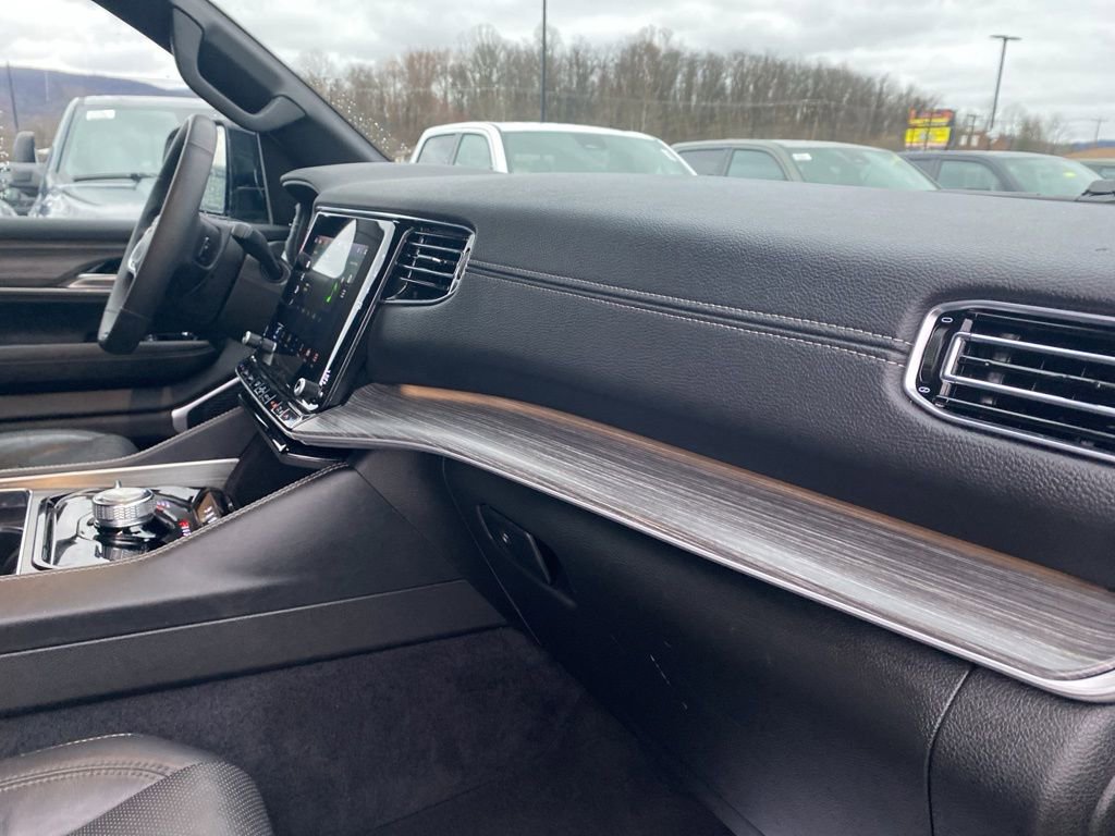 Certified 2024 Jeep Wagoneer L Series II w/ Flexible Seating Group image 9