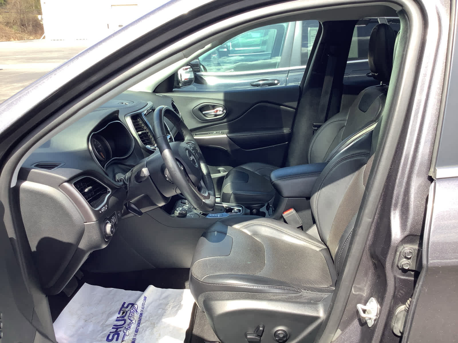 Used 2019 Jeep Cherokee Limited image 6