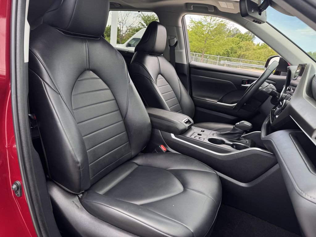 Used 2023 Toyota Highlander XLE image 28