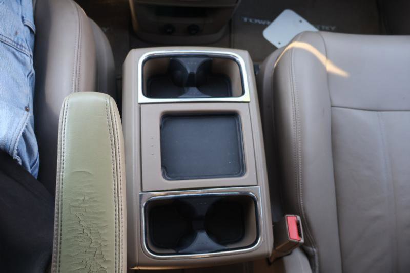 Used 2014 Chrysler Town & Country Touring FWD image 17