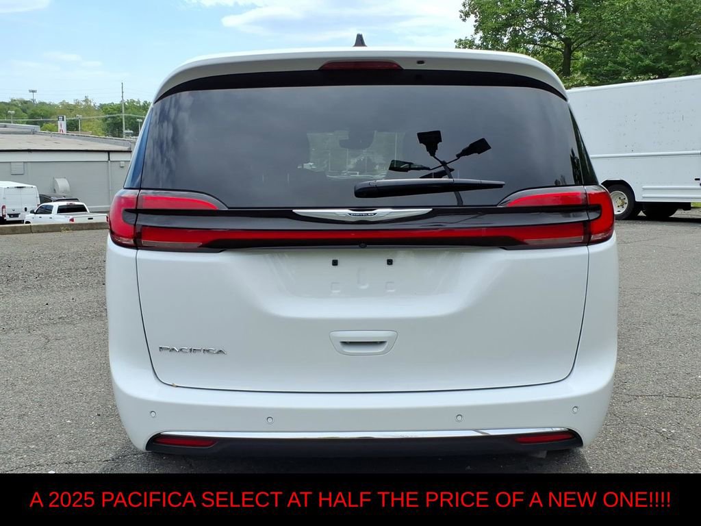Used 2025 Chrysler Pacifica Select FWD image 6