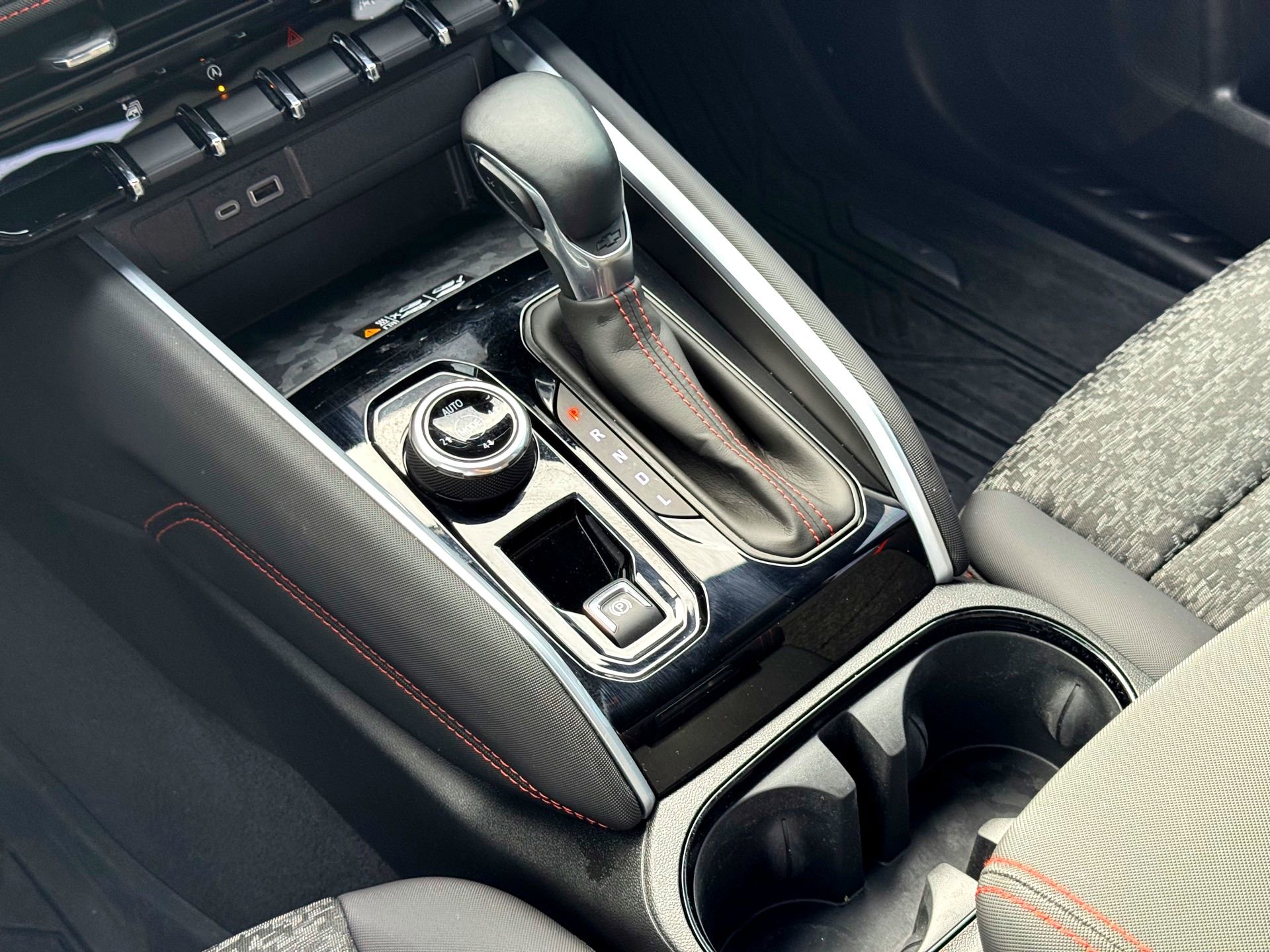 Used 2024 Chevrolet Colorado Z71 w/ Z71 Convenience Package 2 image 24