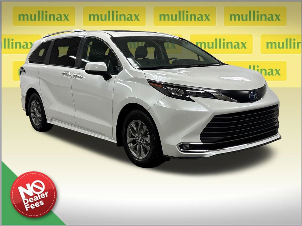 Used 2024 Toyota Sienna XLE FWD image 1
