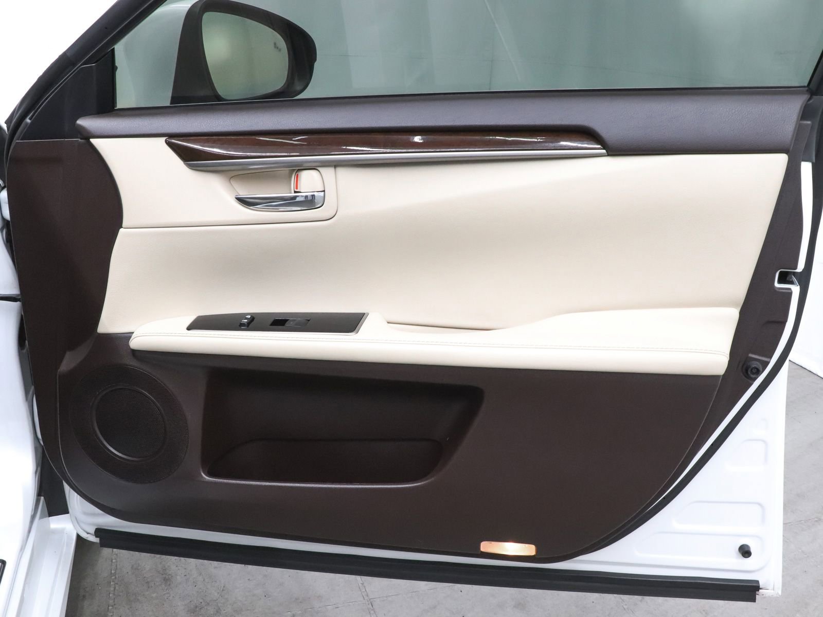 Used 2016 Lexus ES 350 w/ Luxury Package w/Wood Trim image 17